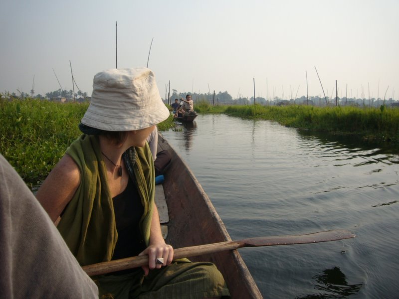 Travel - Myanmar - Inle Lake - Second Boat Trip - The Drivers Village - Paddling through the Village
